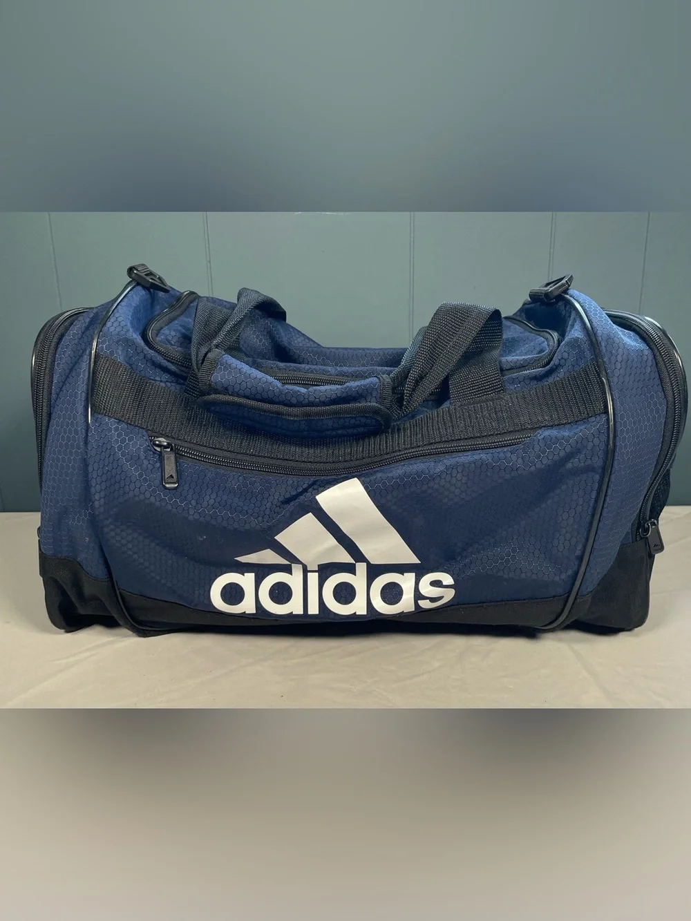 adidas Unisex Defender 4.0 Gym Duffel Bag for Men and Women, Team Navy Blue, Med